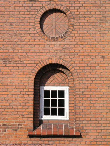 scandinavian_window_with_circle_934345.jpg